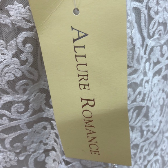 Ivory-champagne wedding gown with lace - Picture 7 of 8